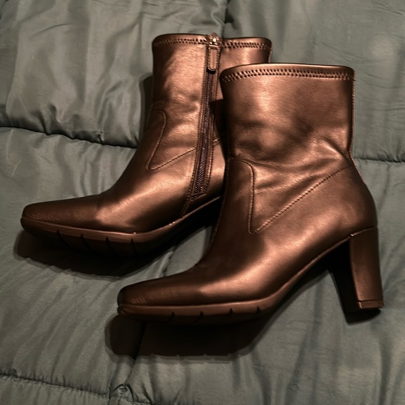Aerosoles Women's Cinnamon Mid Calf Boot, size 8, black, only worn once or twice - Picture 2 of 7
